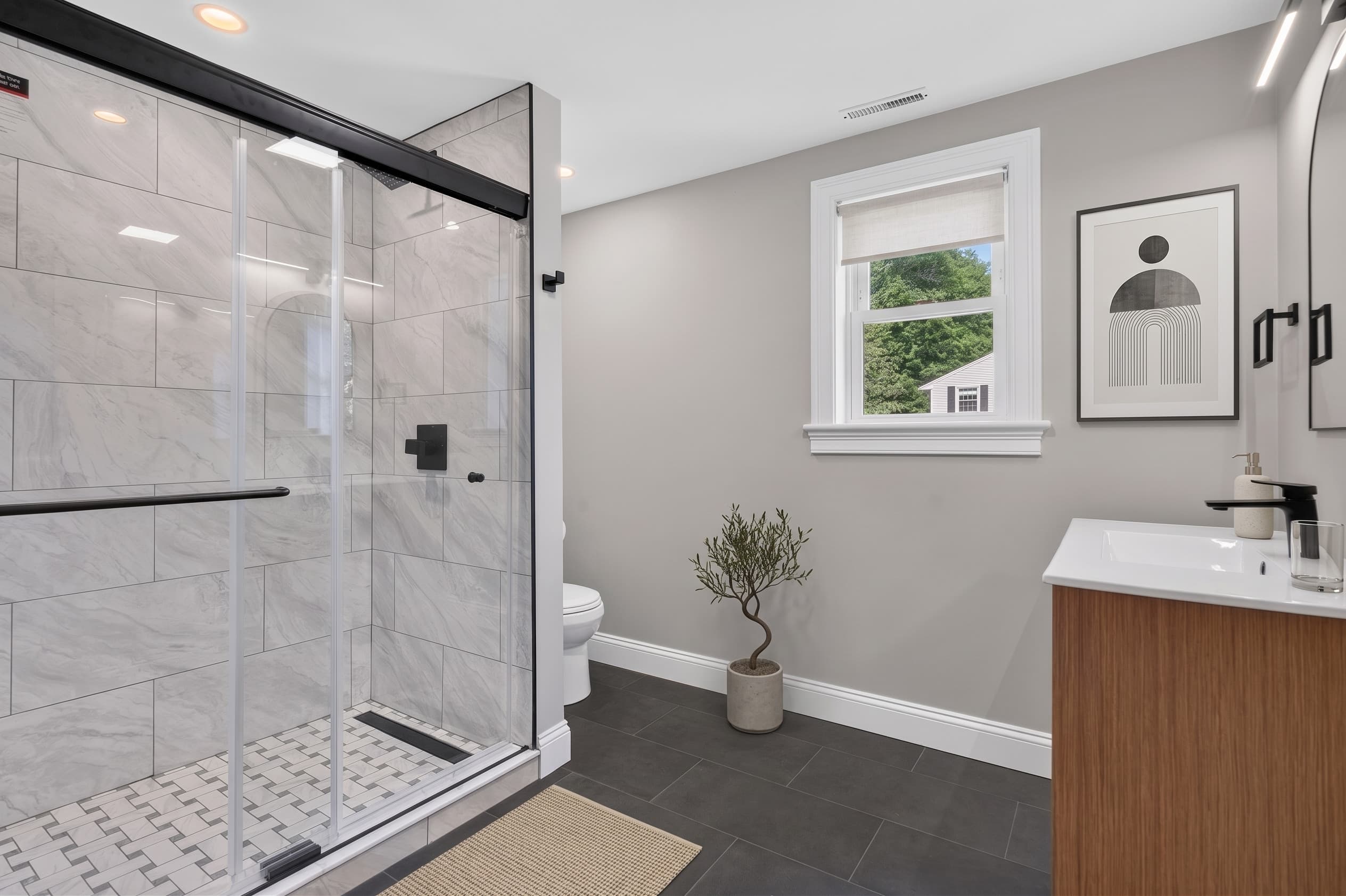 Full bath with tile shower